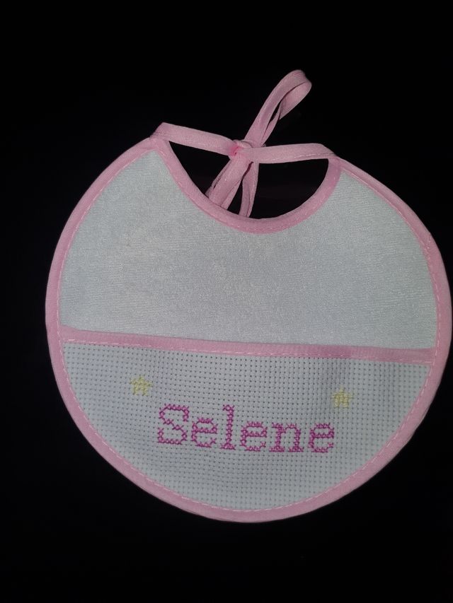 Babero punto de cruz