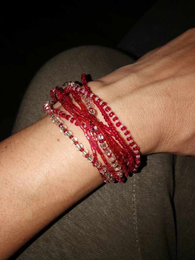 Collar o pulsera de cuentas de cristal.