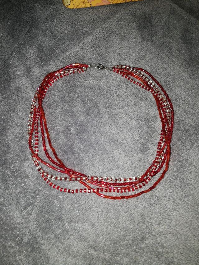 Collar o pulsera de cuentas de cristal.