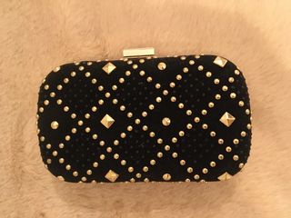 Clutch negro y dorado de segunda mano por 18 EUR en Rivas-Vaciamadrid en  WALLAPOP