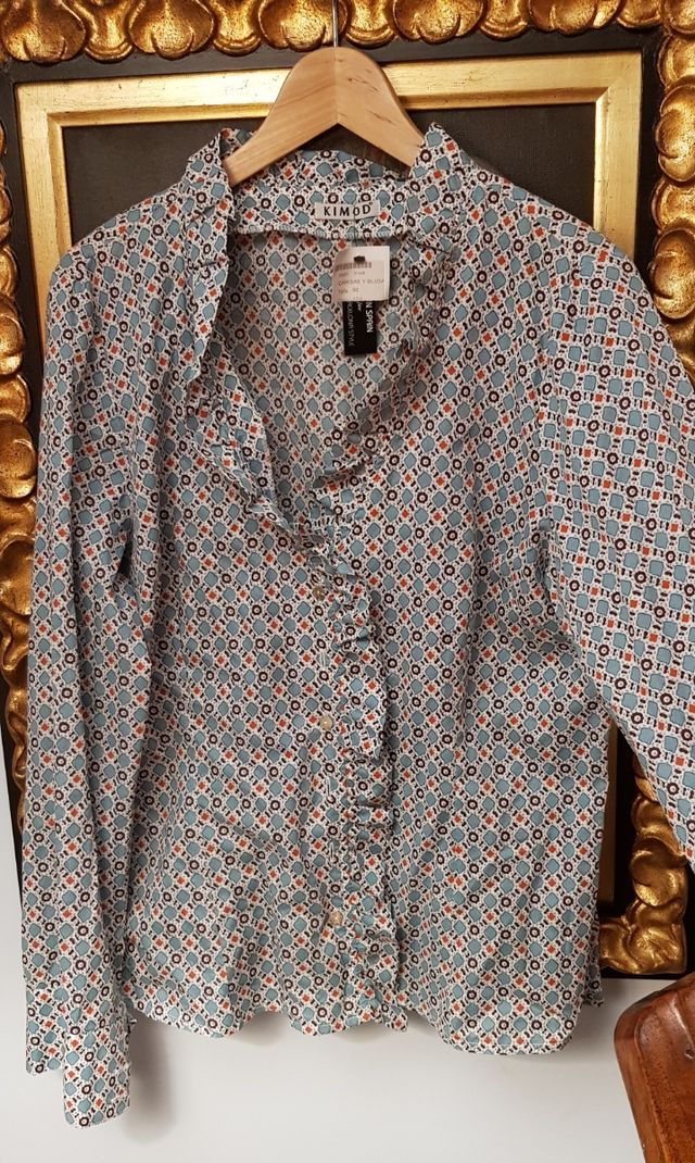 Blusa con cuello rizado