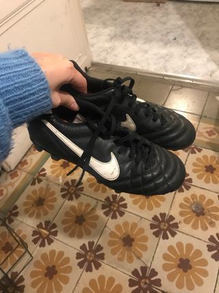Botas de futbol talla 39 Nike tiempo de segunda mano por 10 EUR en  Barcelona en WALLAPOP