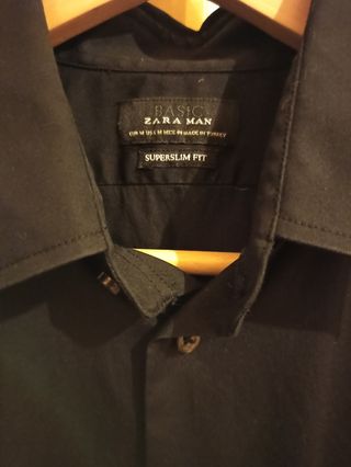Camisa negra Super Slim Fit Zara de segunda mano por 9,95 EUR en  Benalmádena en WALLAPOP