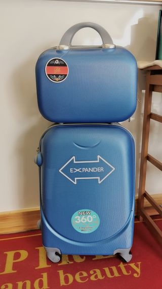 Conjunto de maleta y neceser nuevo de segunda mano por 39,9 EUR en Málaga  en WALLAPOP
