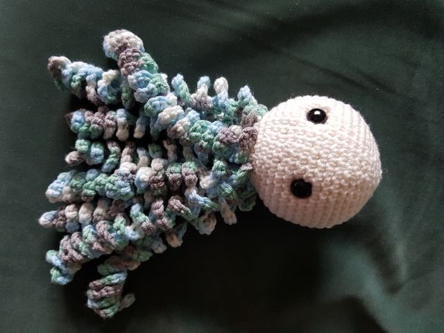 Pulpo de apego amigurumi con sonajero