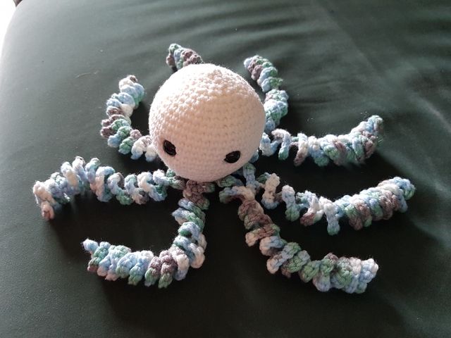 Pulpo de apego amigurumi con sonajero