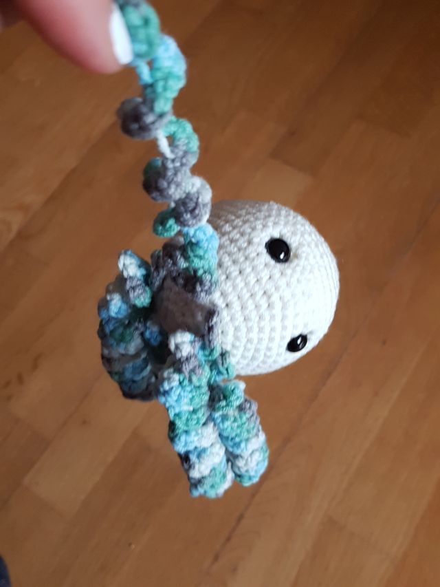 Pulpo de apego amigurumi con sonajero
