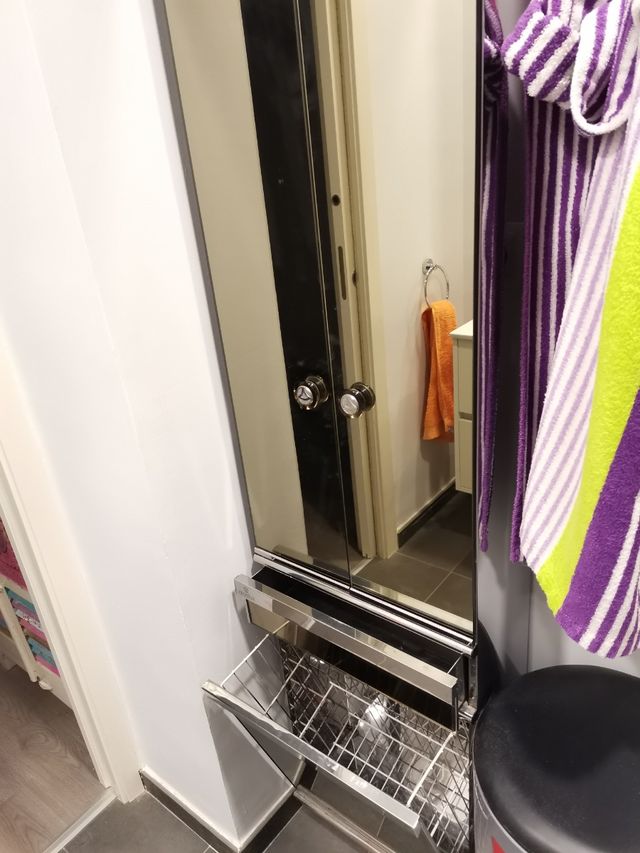 Armadietto retrò in acciaio inossidabile con specchi