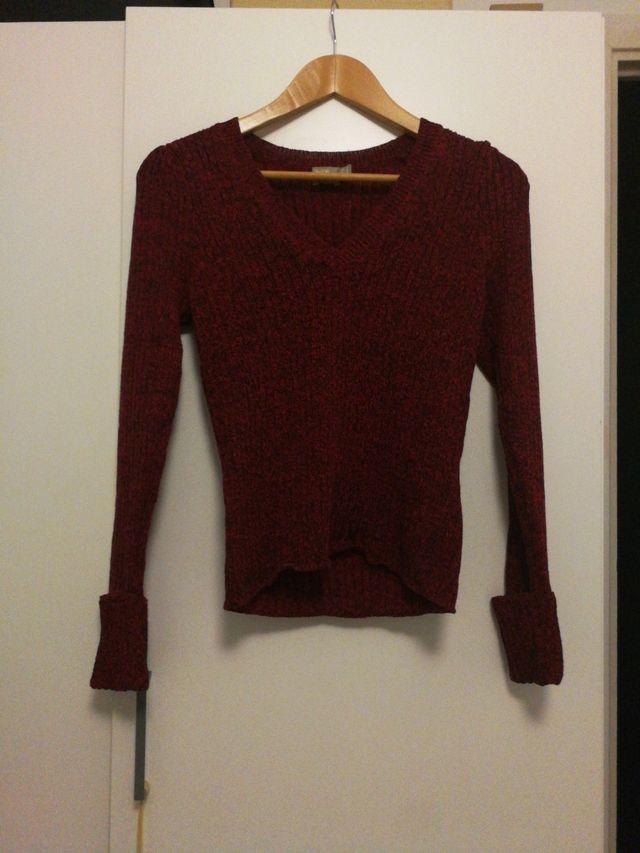 Jersey cuello pico rojo jaspeado.