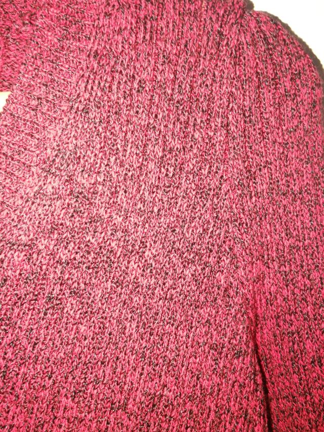 Jersey cuello pico rojo jaspeado.