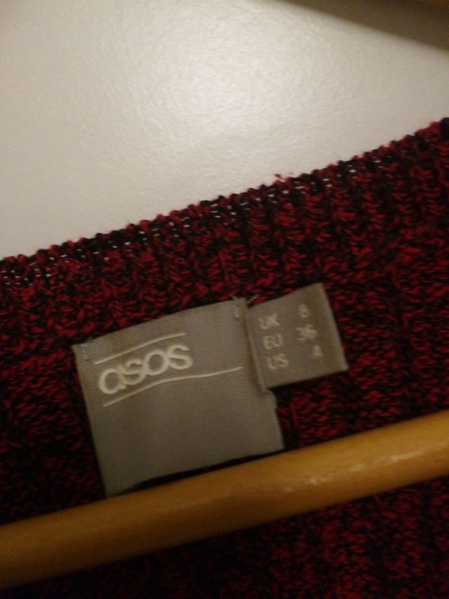 Jersey cuello pico rojo jaspeado.