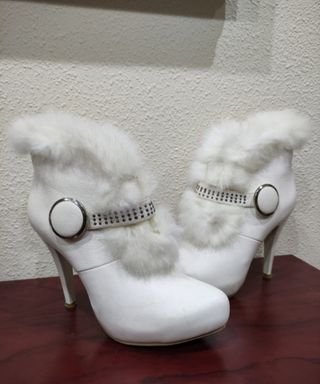 BOTINES BLANCOS TACON.PELO. BODA. DISFRAZ de segunda mano por 18 EUR en  Berango en WALLAPOP