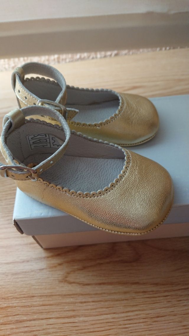 Zapatos bebé niña dorados