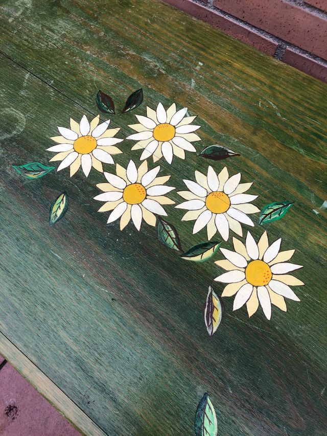 Baúl de madera con motivos florales