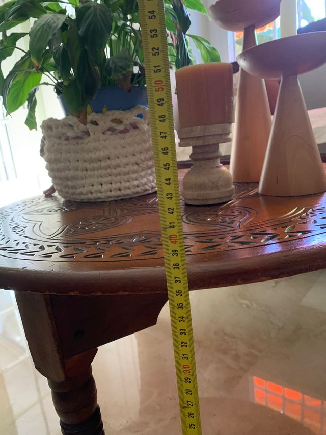 Mesa marroquí, tallada