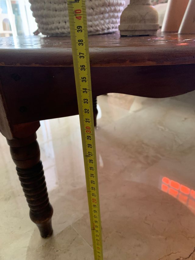 Mesa marroquí, tallada