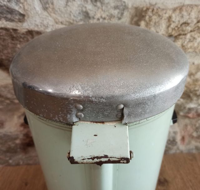 Antigua papelera de dentista o médico