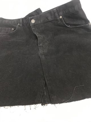 FALDA mini NEGRA TEJANA PULL&BEAR T.30
