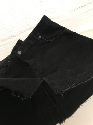FALDA mini NEGRA TEJANA PULL&BEAR T.30