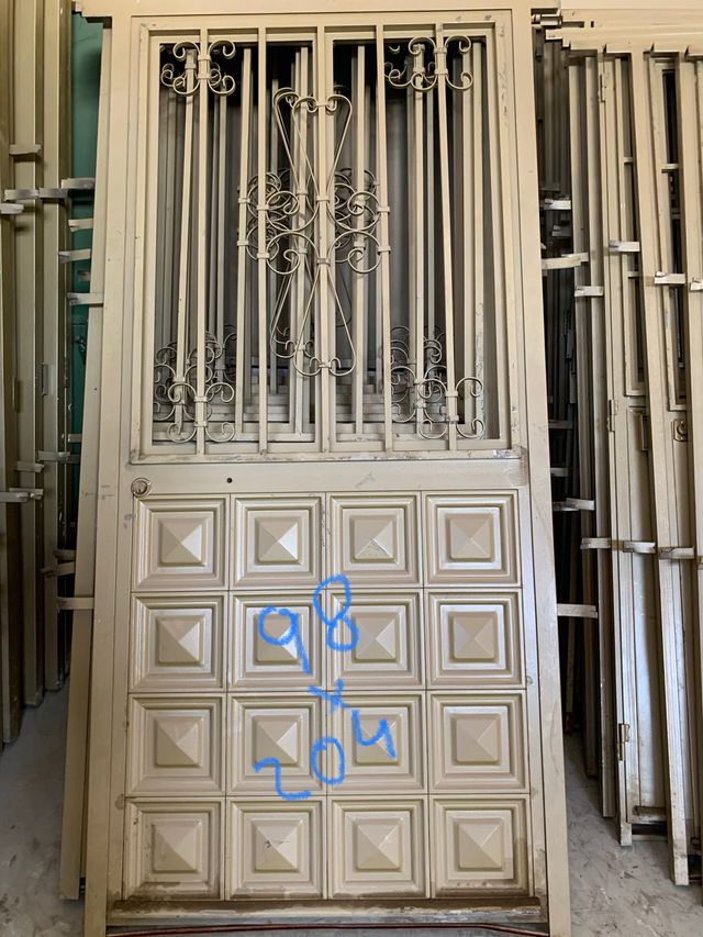 Puertas paso y jardín con reja/ventana de segunda mano por 80 € en Doña
