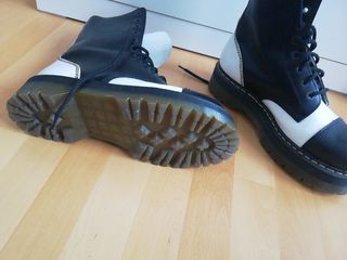 Dr. Martens botas plataforma hombre de segunda mano por 170 EUR en  Barcelona en WALLAPOP
