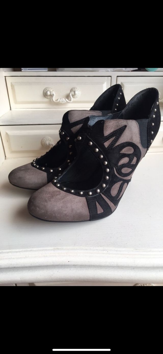 Zapatos tacón serraje y tachuelas