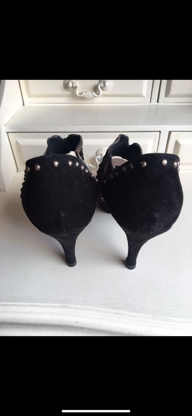 Zapatos tacón serraje y tachuelas