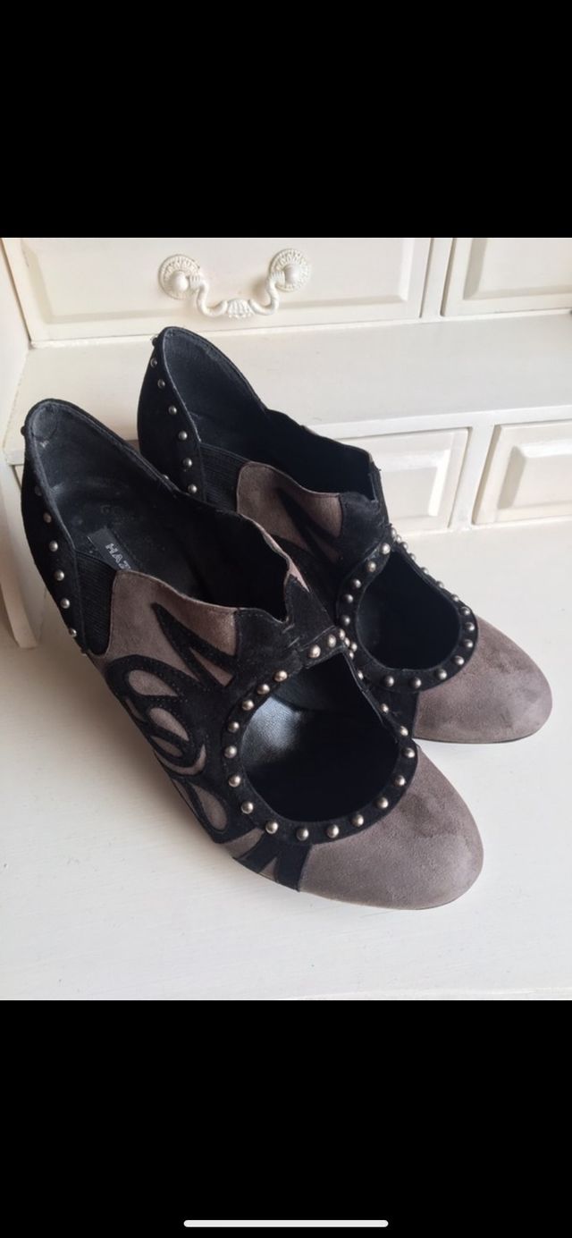 Zapatos tacón serraje y tachuelas