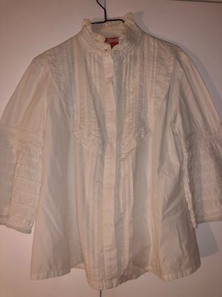 Blusa blanca volantes de segunda mano en WALLAPOP Blusa blanca volantes de segunda mano en WALLAPOP