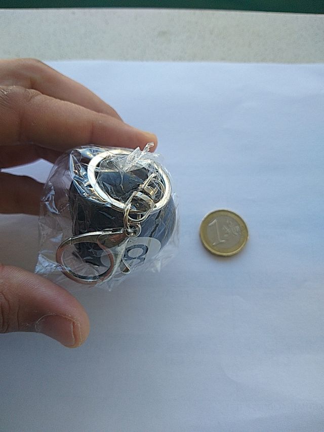 Llavero casco moto Bola 8 negro 