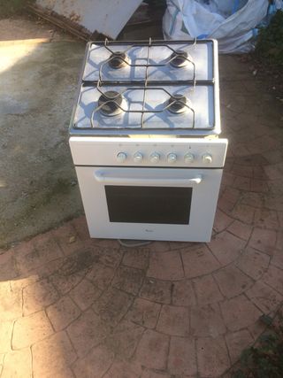 Horno electrico y encimera de gas butano de segunda mano por 100 EUR en  Sant Feliu de Buixalleu en WALLAPOP