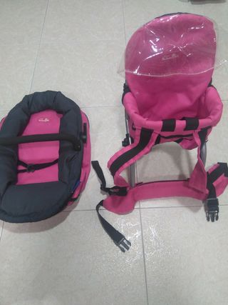 MOCHILA muñecos Y PORTABEBE JUGUETOS de segunda mano por 15 EUR en Madrid  en WALLAPOP