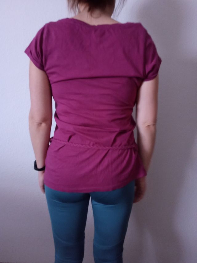 Camiseta fucsia larga de algodón,cinturón trenzado