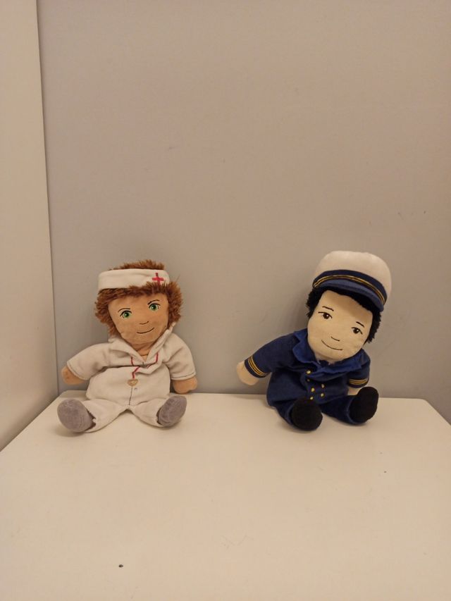 Peluches titellas médico y capitán de barco