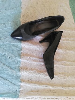 Bonitos tacones negros de charol de segunda mano por 3 EUR en Montequinto  en WALLAPOP