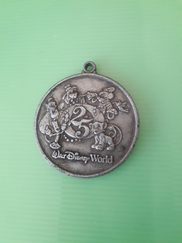 Medalla aniversario Walt Disney World.