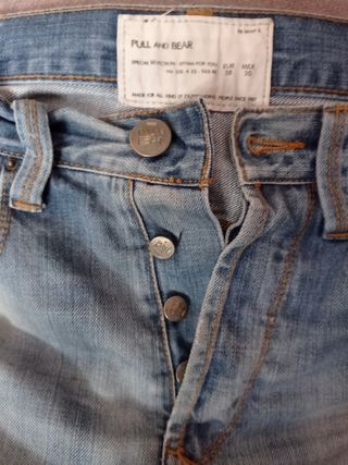Pantalón vaquero corto PULL AND BEAR de segunda mano por 5 EUR en Alcalá de  Henares en WALLAPOP