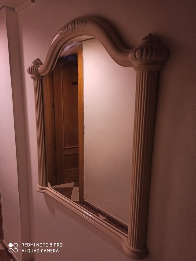 Espejo grande, blanco y decorativo.
