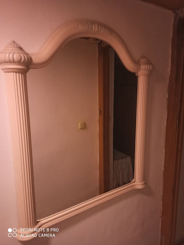 Espejo grande, blanco y decorativo.