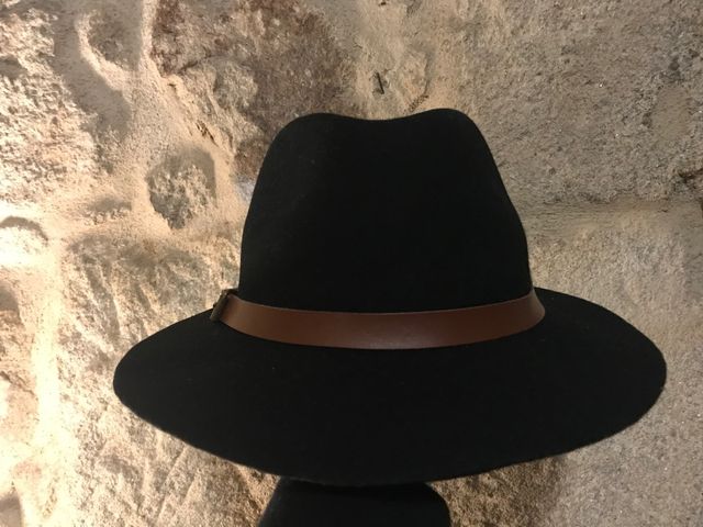 Sombrero de fieltro negro