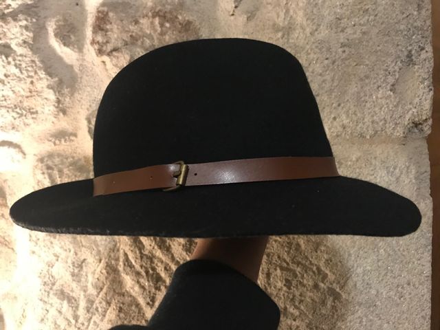 Sombrero de fieltro negro
