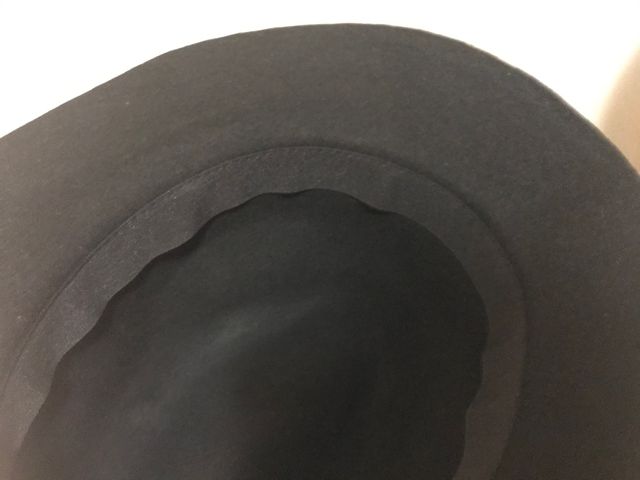 Sombrero de fieltro negro