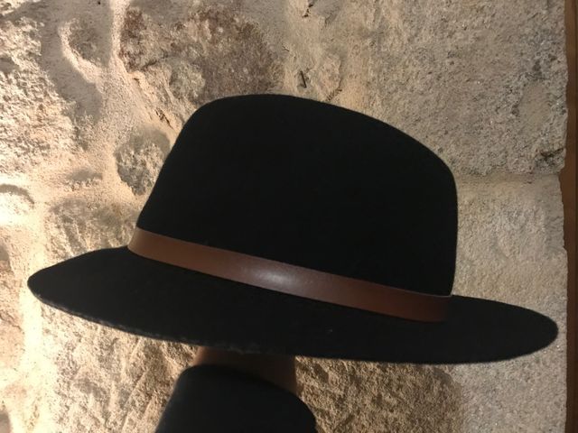 Sombrero de fieltro negro