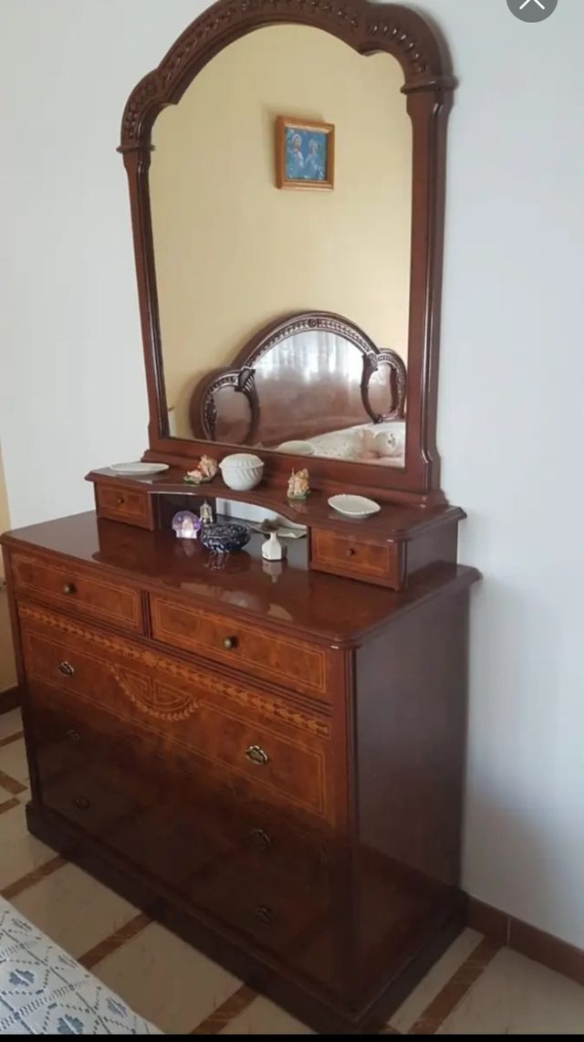 Cabecero y cómoda con espejo.