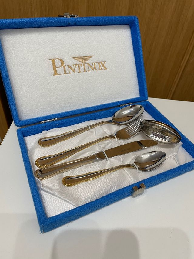 Cubiertos bañados y servilletero de  plata