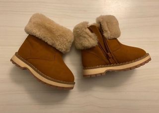 Botas pelo Zara Kids nuevas t.19 de segunda mano por 13 EUR en Fuente el  Saz de Jarama en WALLAPOP