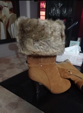 BOTAS ALTAS\\/BAJAS de segunda mano por 20 EUR en Sevilla en WALLAPOP