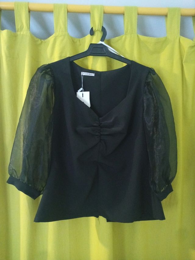Top de fiesta negro con mangas de organza