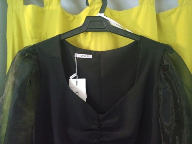 Top de fiesta negro con mangas de organza