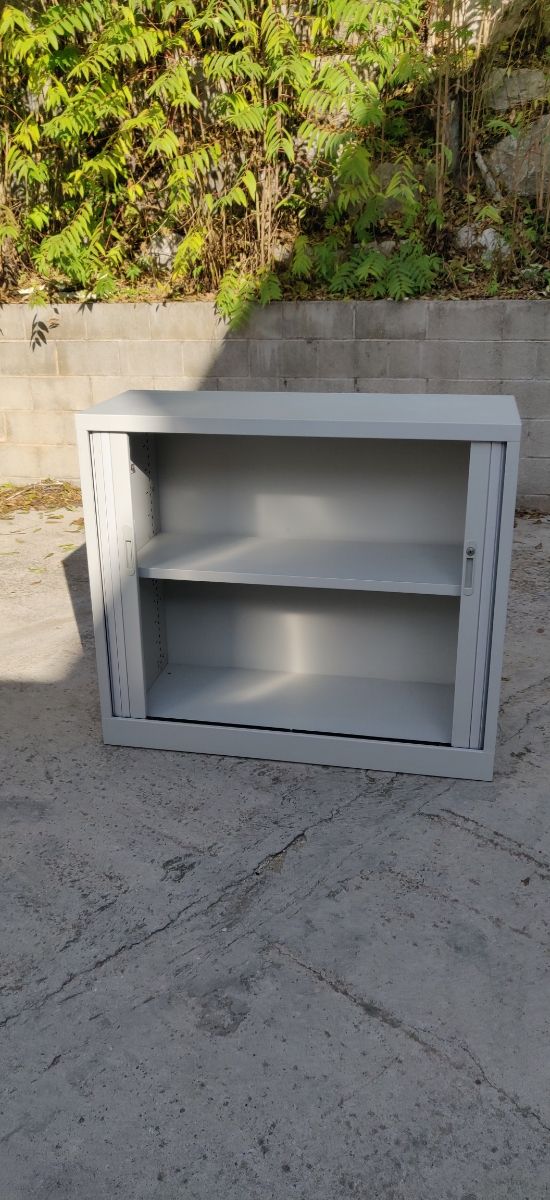 Armarios metálicos de puertas correderas de segunda mano por 80 € en